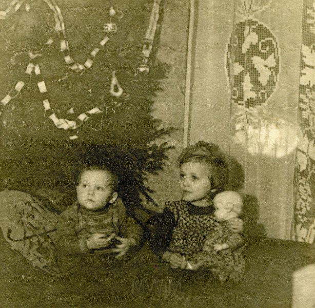 KKE 4837.jpg - Fot. Rodzeństwo. Andrzej i Maria Jolanta Jarzynowscy - dzieci Karola Jarzynowskiego, Olsztyn, lata 40-te XX wieku.